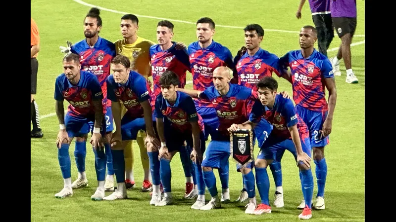 Cầu thủ Johor DT vượt qua cầu thủ Shan Utd để tiến lên phía trước Cầu thủ Johor DT vượt qua cầu thủ Shan Utd để tiến lên phía trước